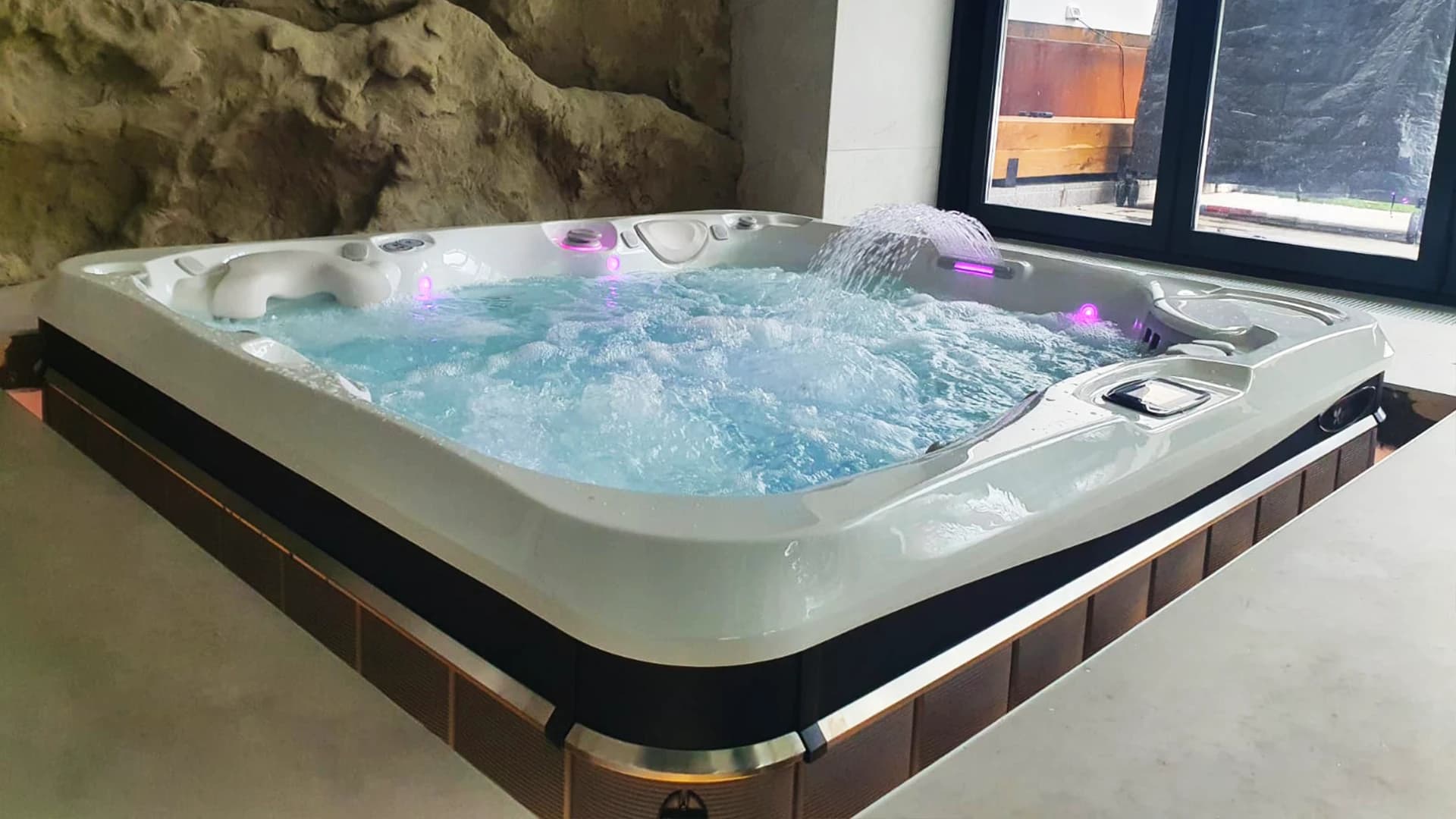 Cadă cu hidromasaj Caldera Spas® Provence – Bucureşti