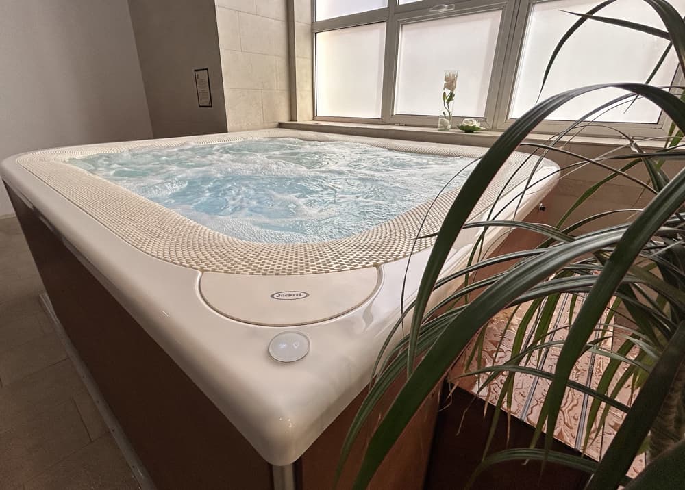 Cadă cu hidromasaj Jacuzzi® Virtus – Hotel Iaki, Mamaia 2