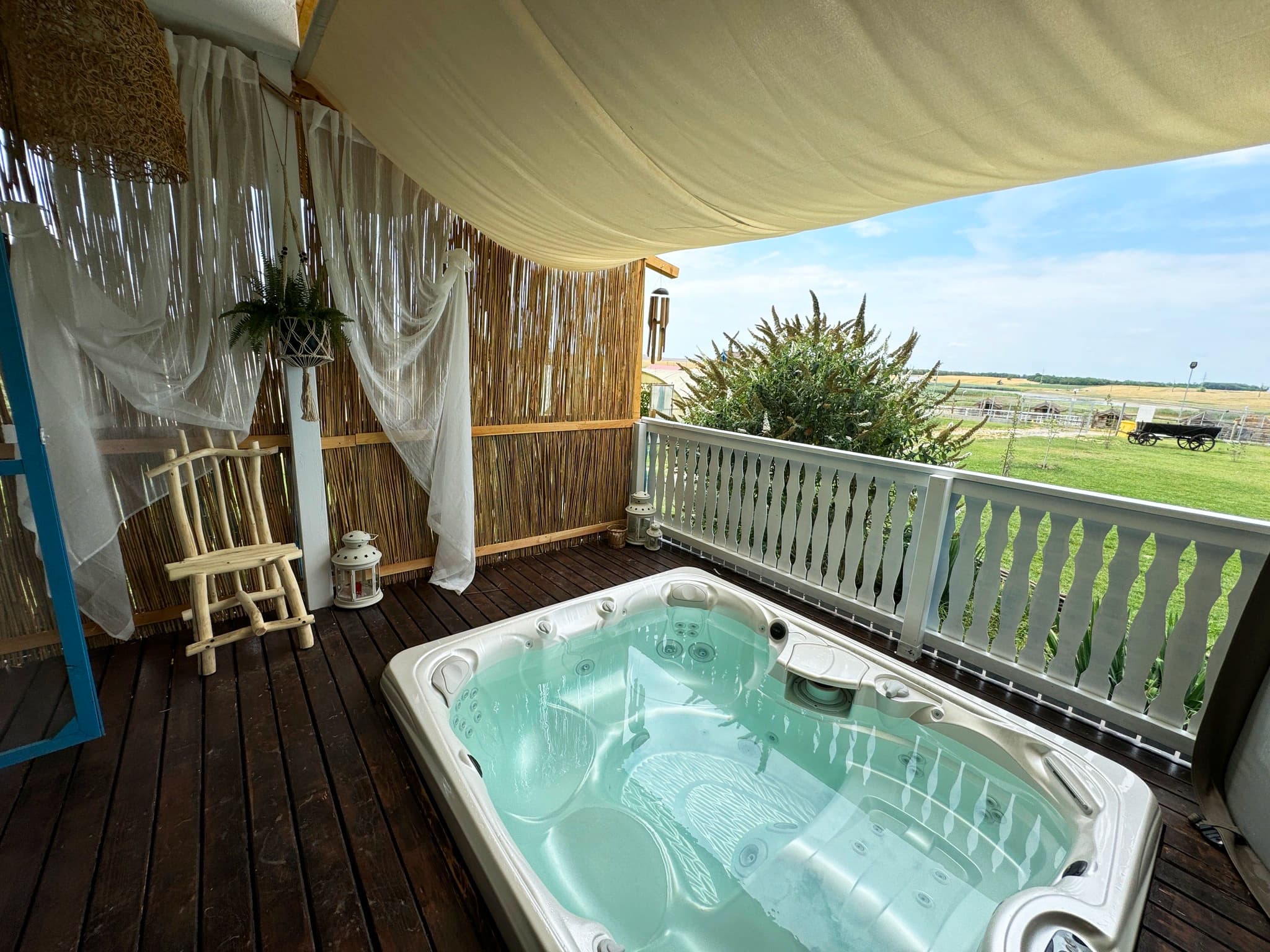 Jacuzzi de exterior Caldera Spas® Martinique – Proiect Hidrostyle la 5 Chirpici Resort 2
