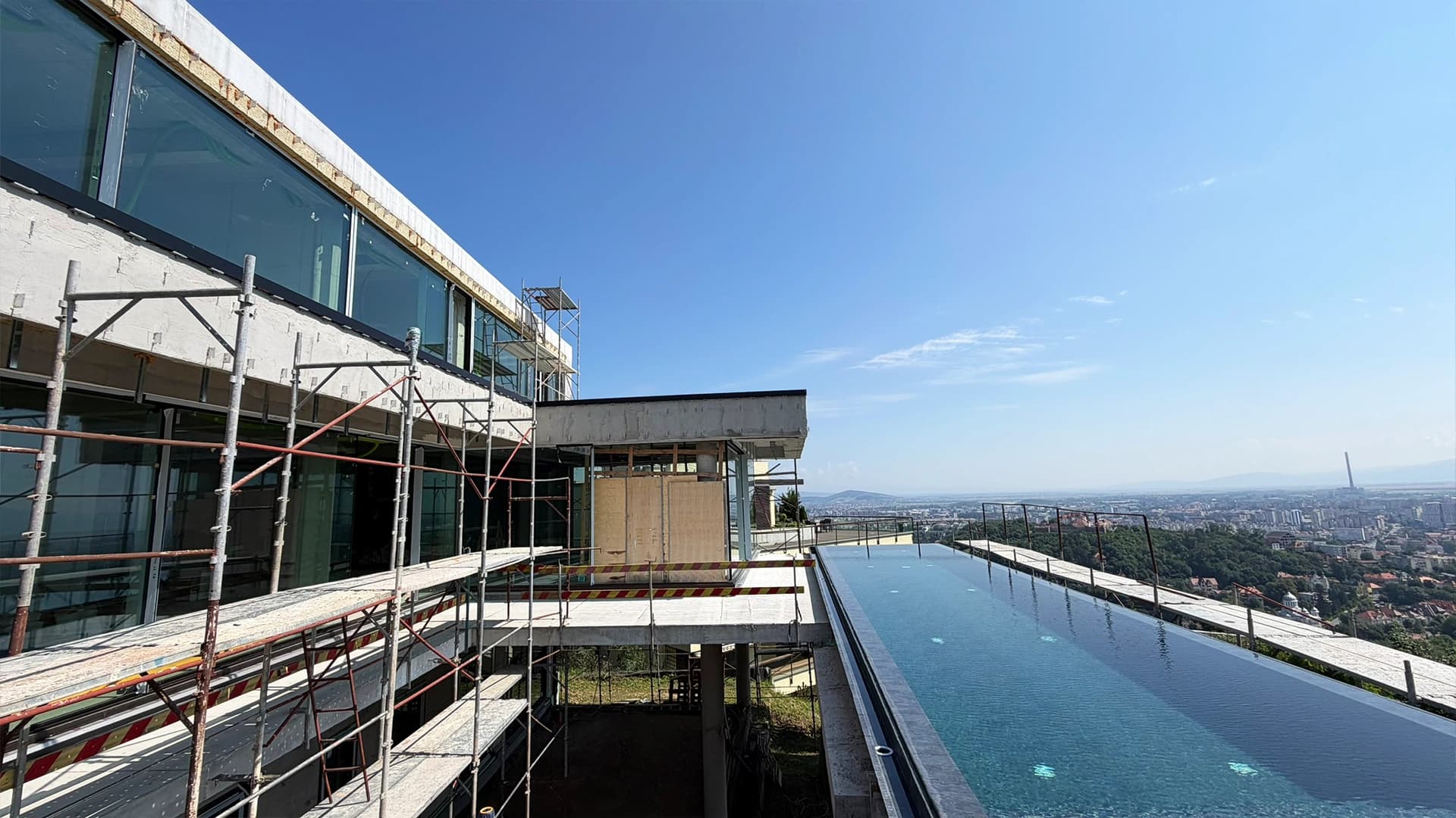 Piscină Infinity de Lux în Brașov 2