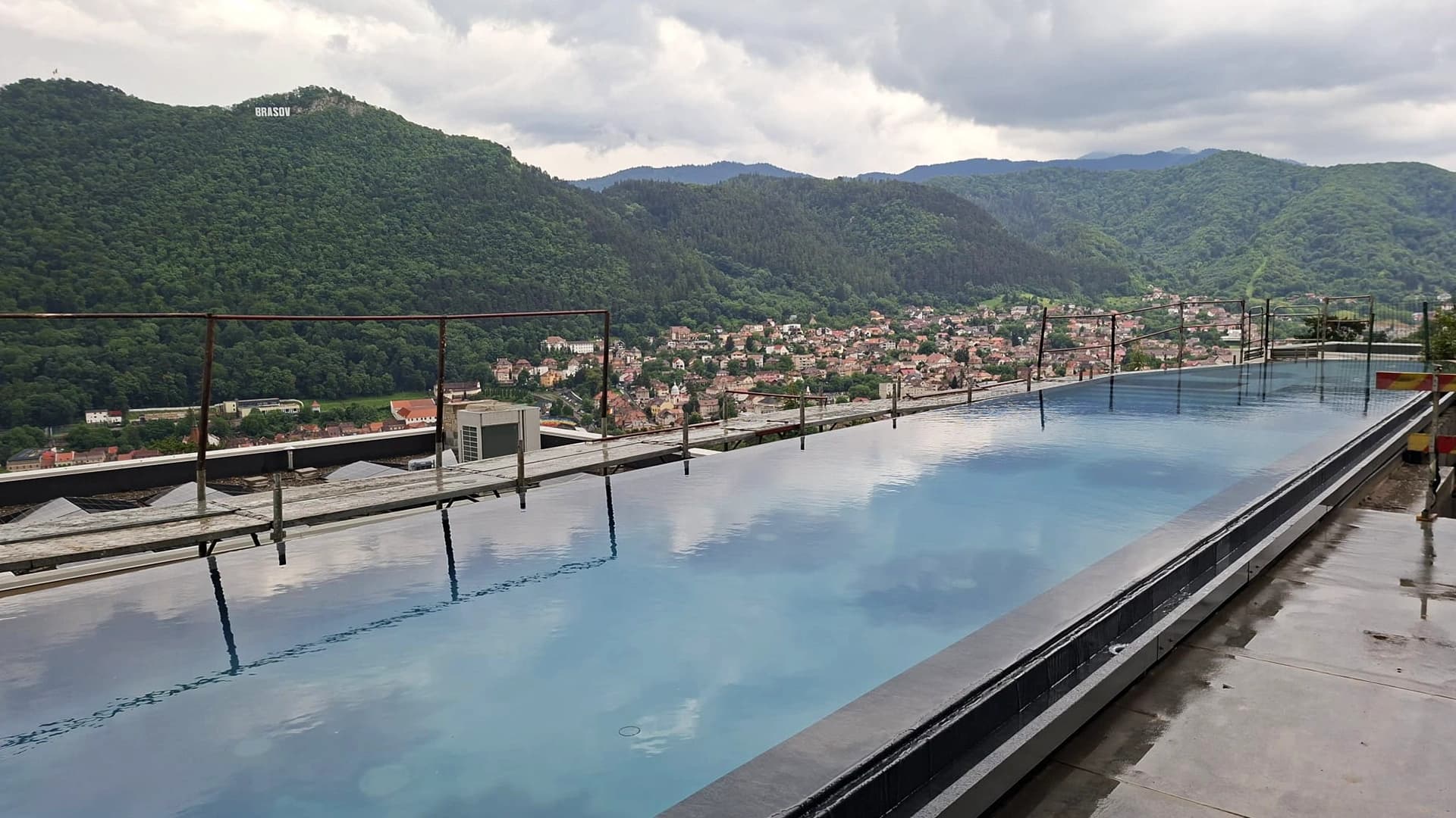 Piscină Infinity de Lux în Brașov 3