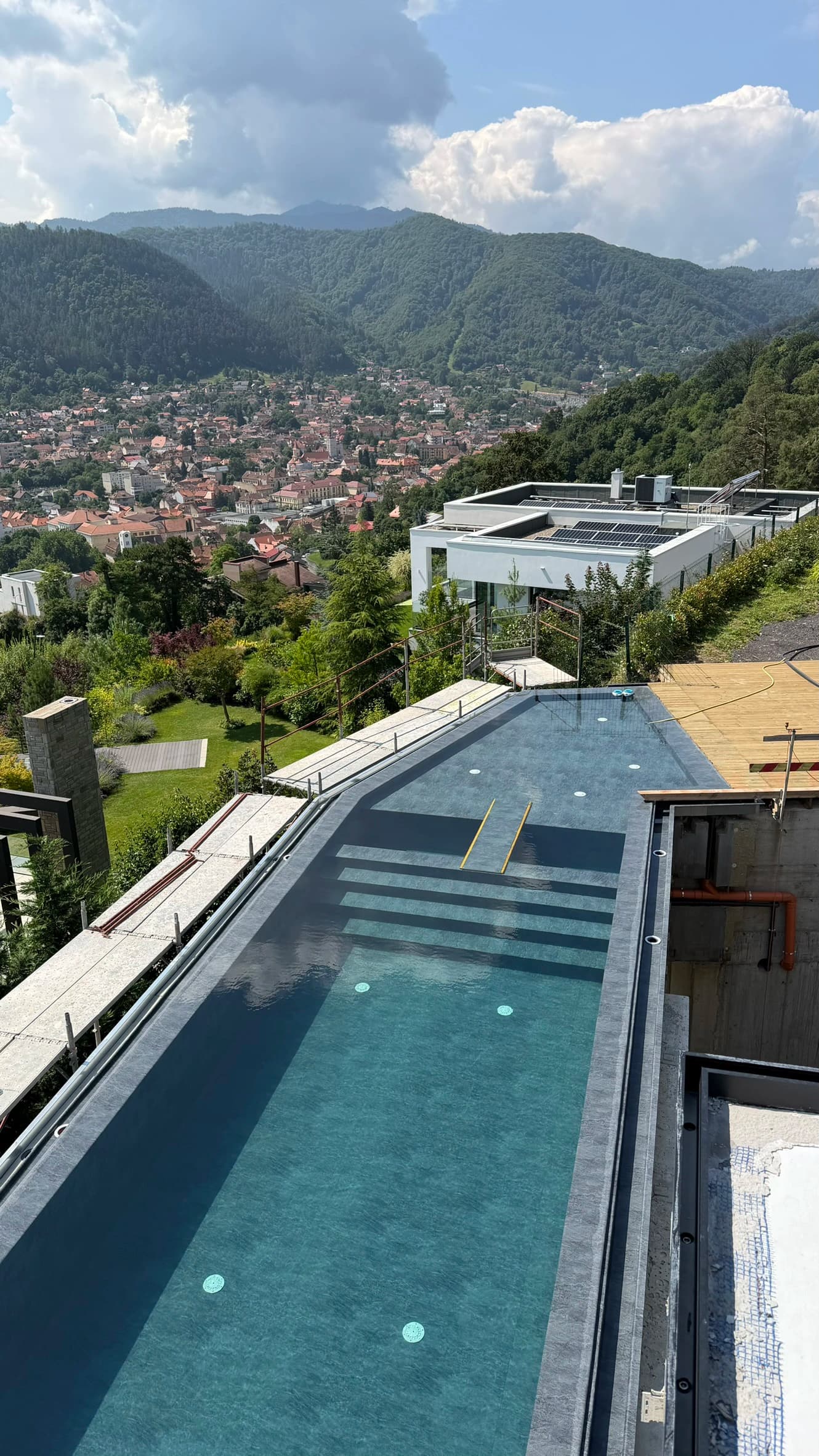Piscină Infinity de Lux în Brașov 4
