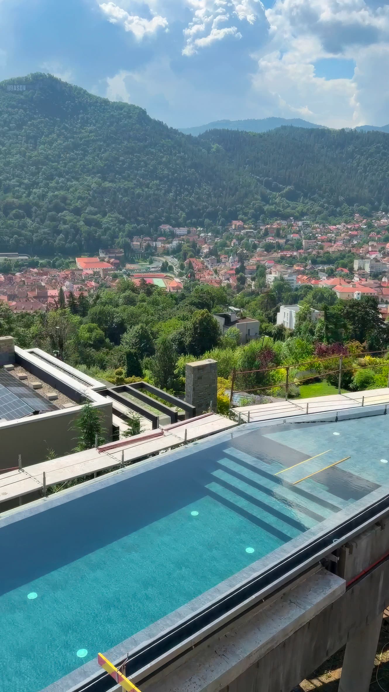 Piscină Infinity de Lux în Brașov 5