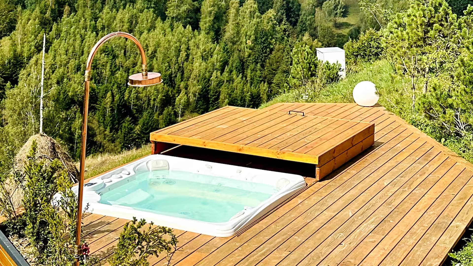 Jacuzzi exterior Caldera Spas® Seychelles – Proiect Hidrostyle la Amont Chalet, Piatra Craiului 2