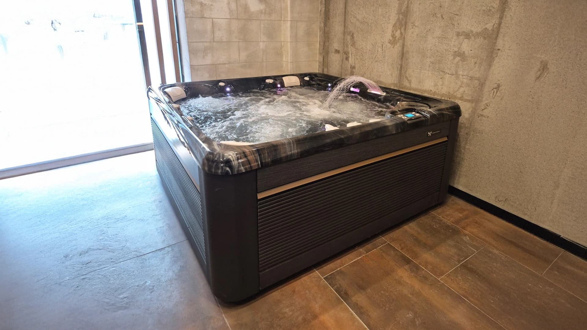 Cadă cu hidromasaj Caldera Spas® Seychelles şi Saună Auroom® Vulcana La Downtown Bucureşti