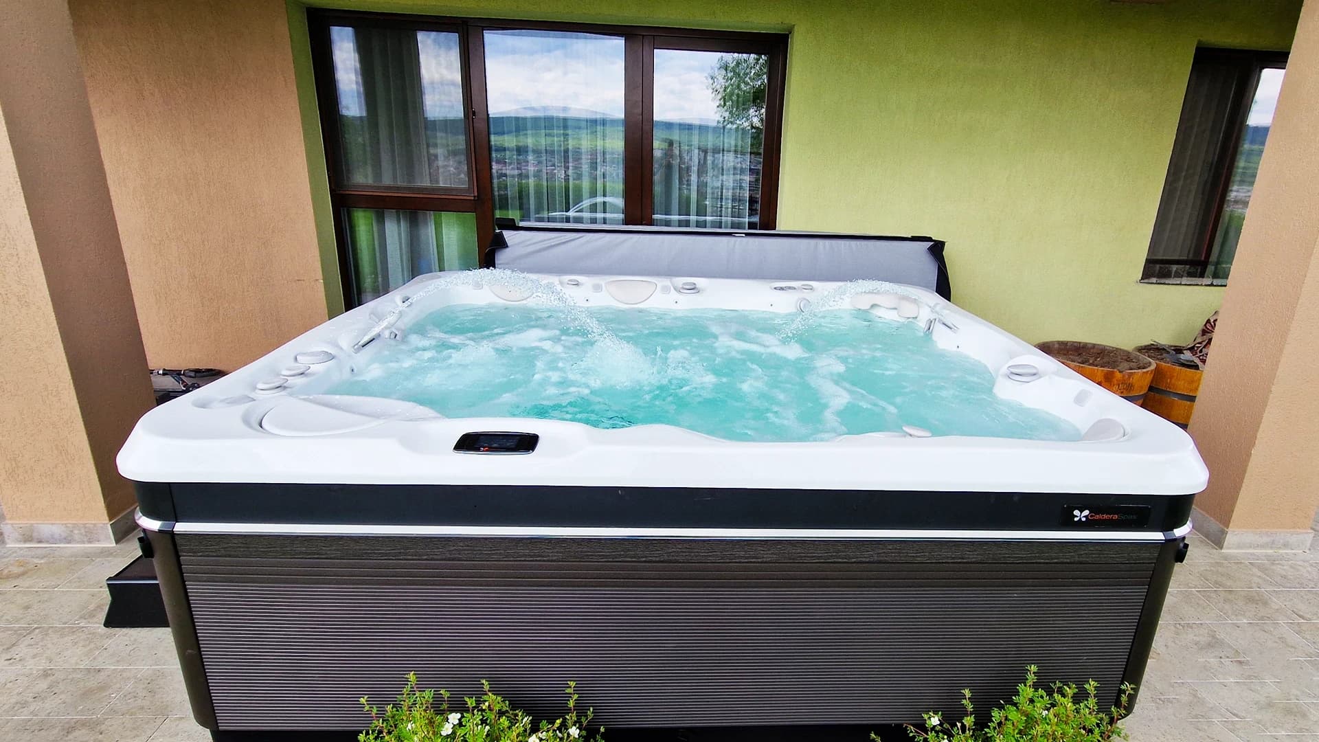 Cadă cu hidromasaj Caldera Spas® Cantabria – Harghita