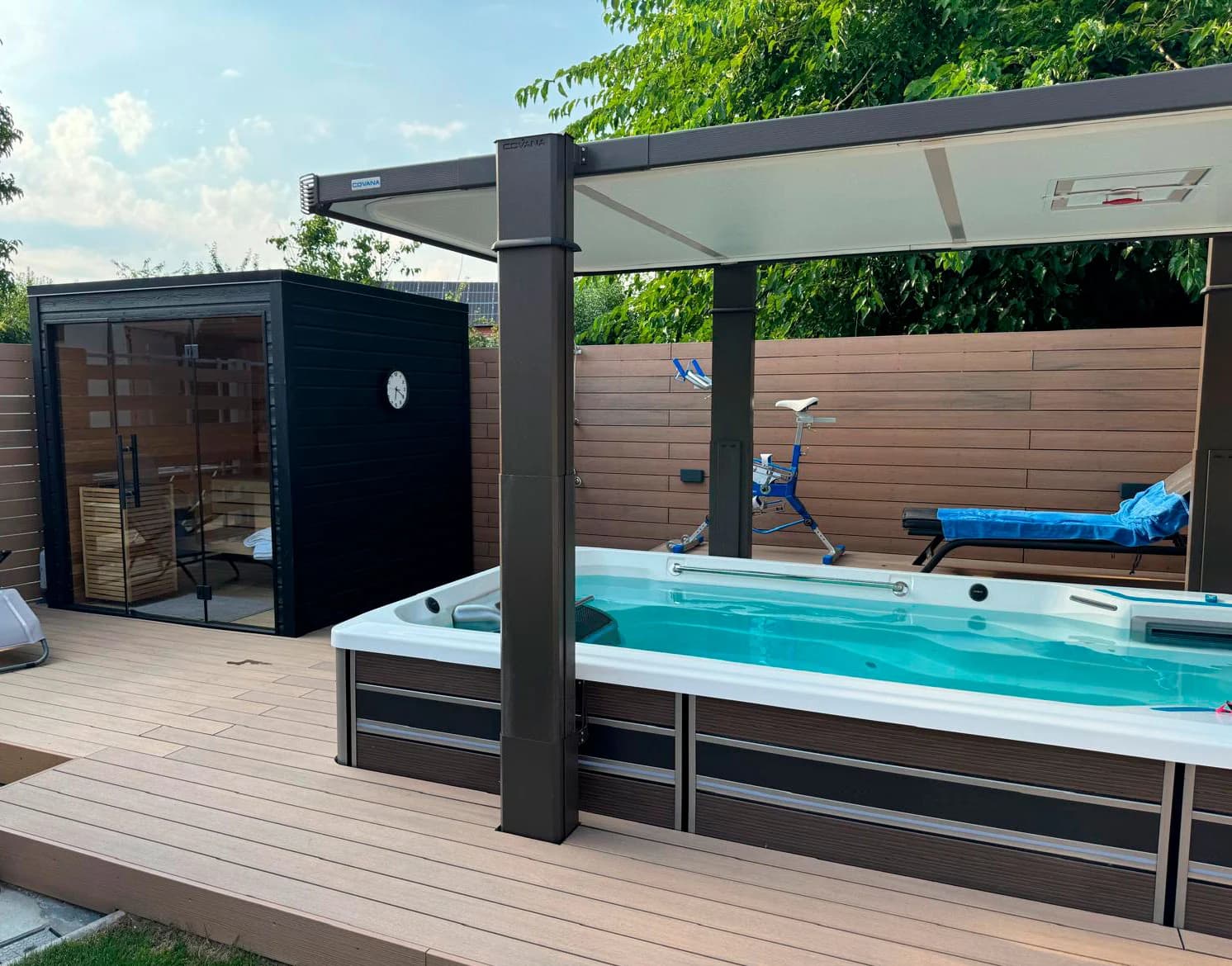 Swim Spa Endless Pools® E500 și Saună de exterior Mira L Auroom®
