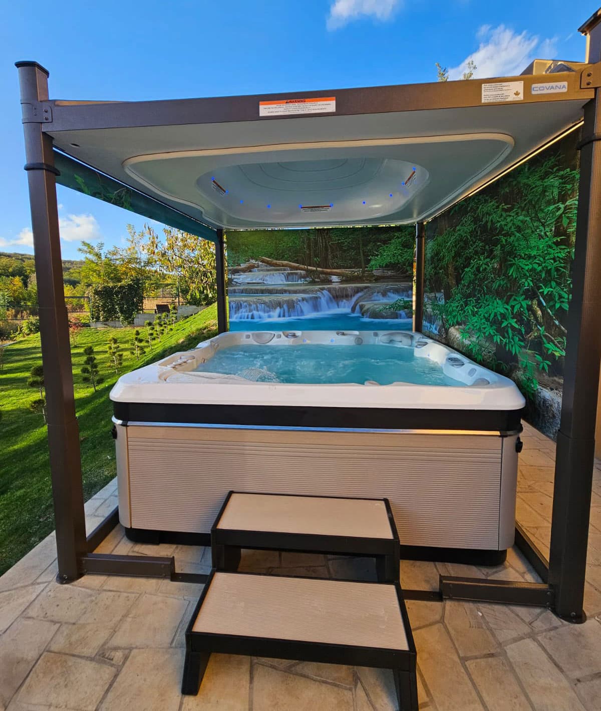 Cadă cu hidromasaj Caldera Spas® Geneva şi Acoperis Covana® Oasis