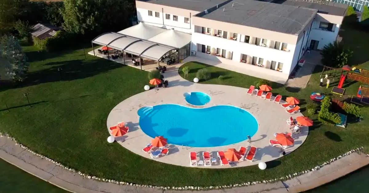 Piscină Exterioară Personalizată – Hotel G G Gociman