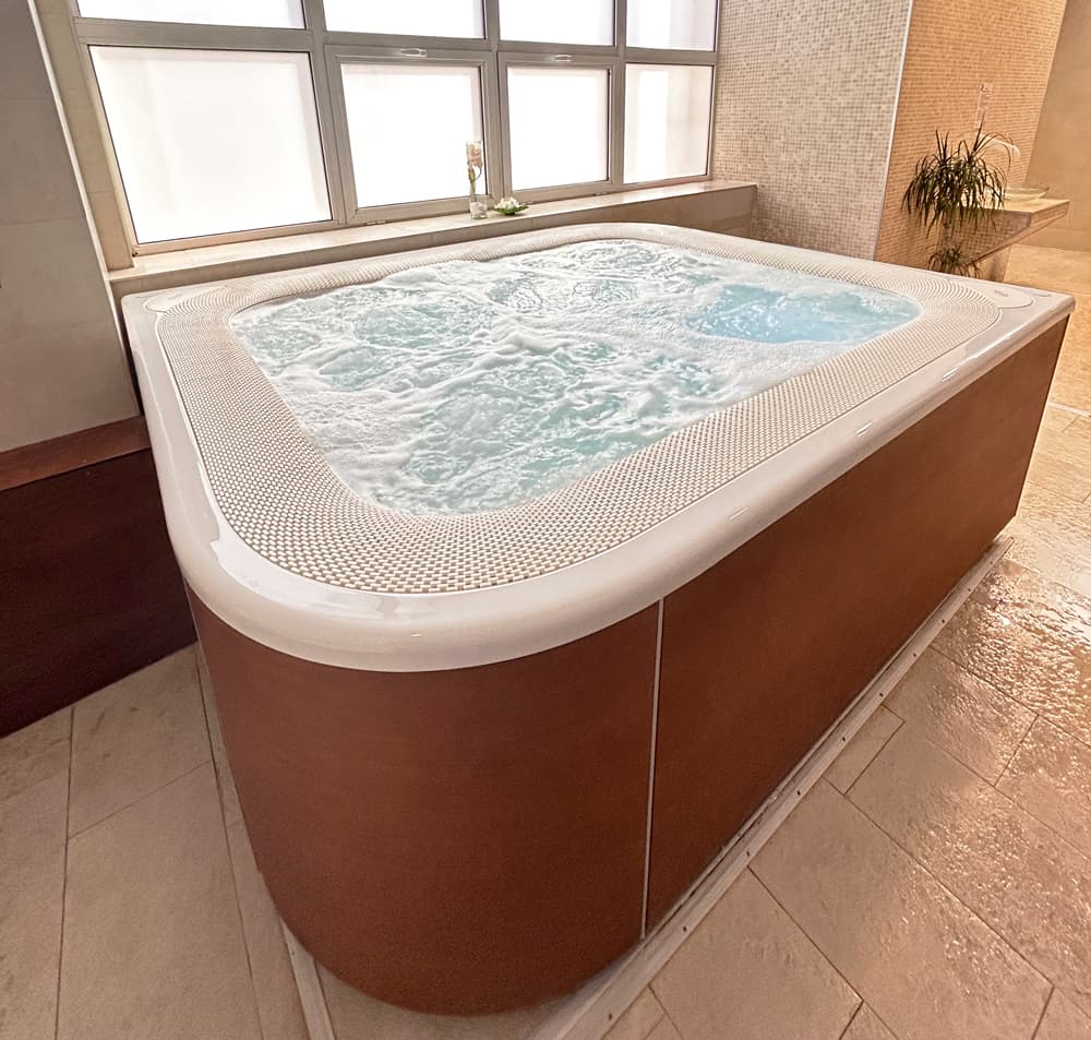 Cadă cu hidromasaj Jacuzzi® Virtus – Hotel Iaki, Mamaia