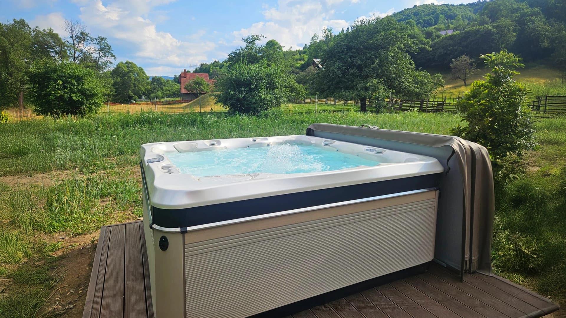 Cadă cu hidromasaj Caldera Spas® Geneva – Proiect Hidrostyle în Bran
