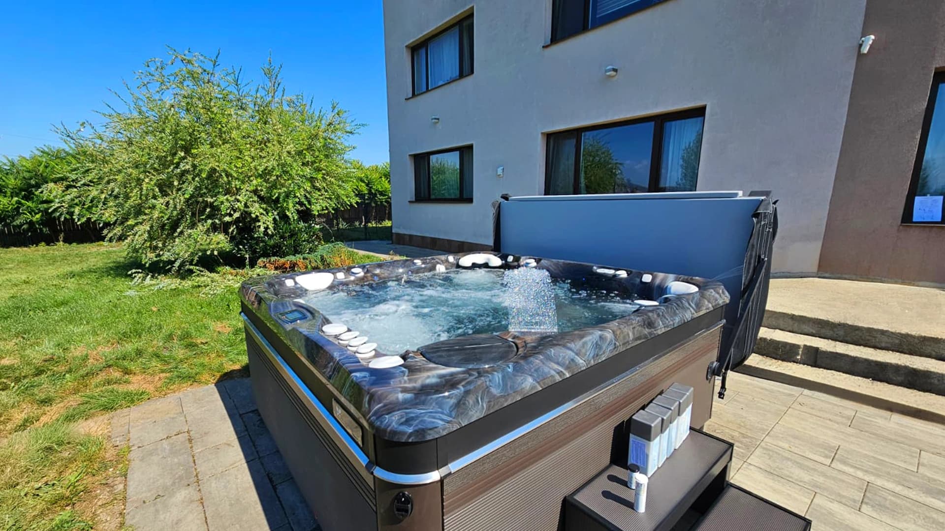 Jacuzzi Caldera Spas® Geneva şi Cantabria – Proiect Hidrostyle în Braşov