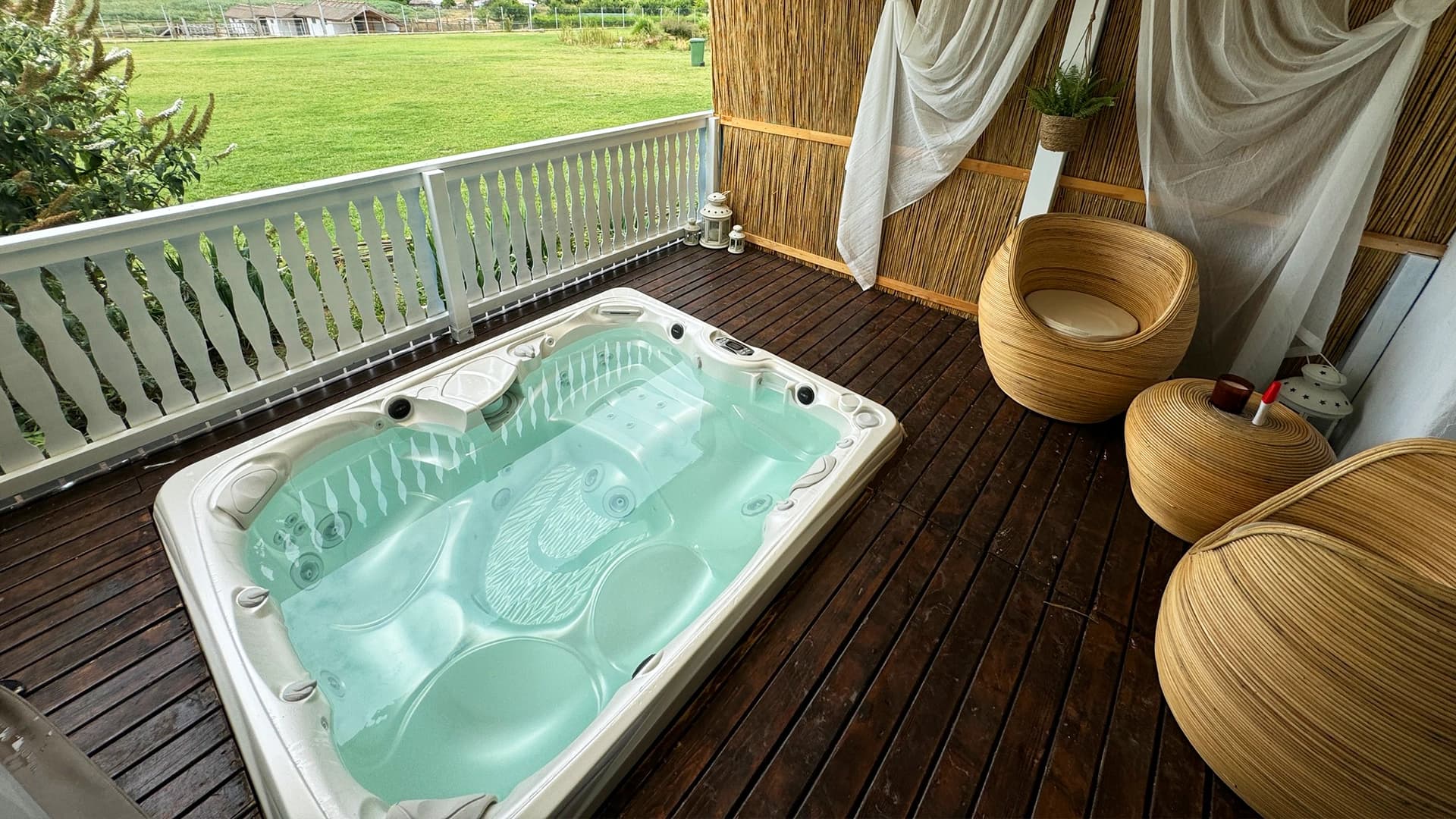 Jacuzzi de exterior Caldera Spas® Martinique – Proiect Hidrostyle la 5 Chirpici Resort