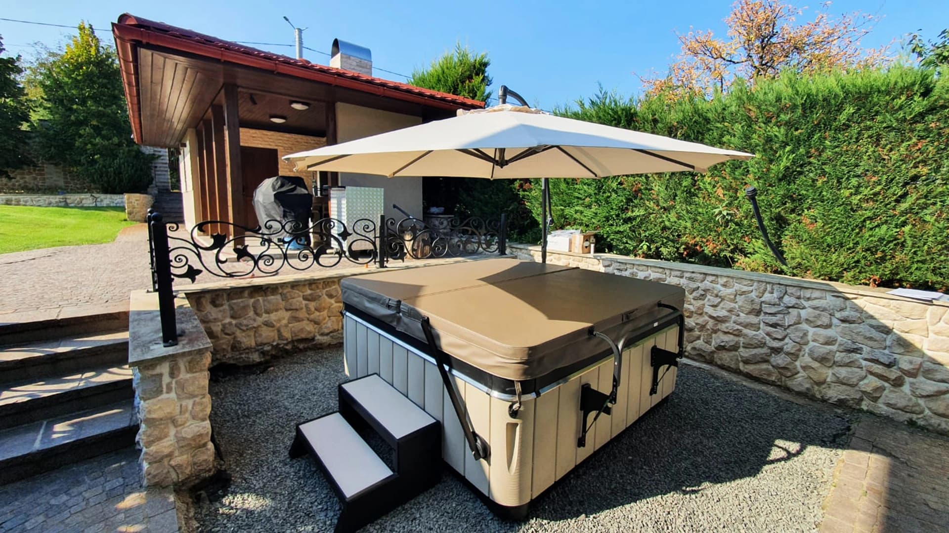 Jacuzzi Caldera Spas® Tahitian și Saună Becker® – Proiect Hidrostyle în Baia Mare