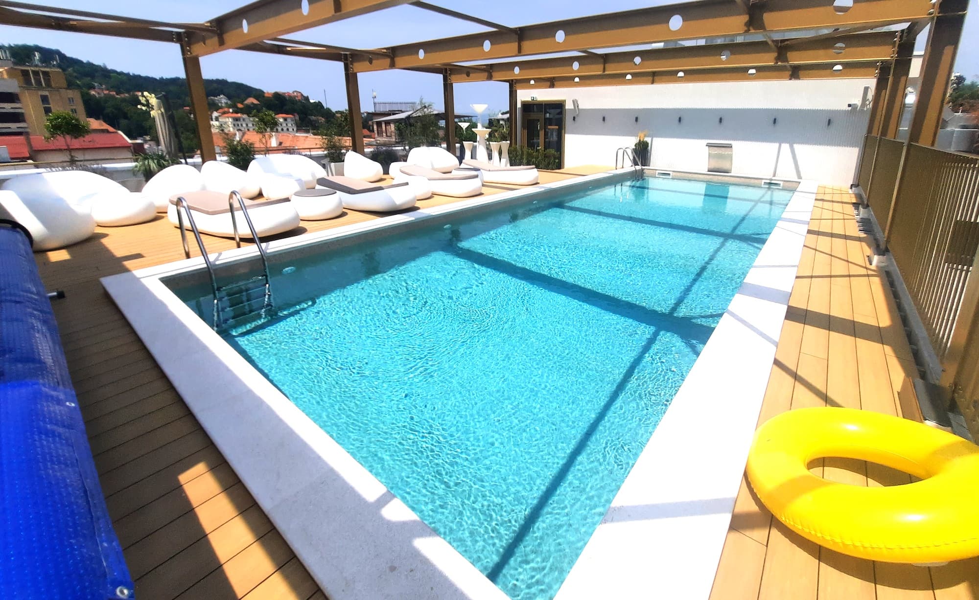 Piscină şi Cadă cu hidromasaj Treesse – Radisson Blu Aurum Brașov